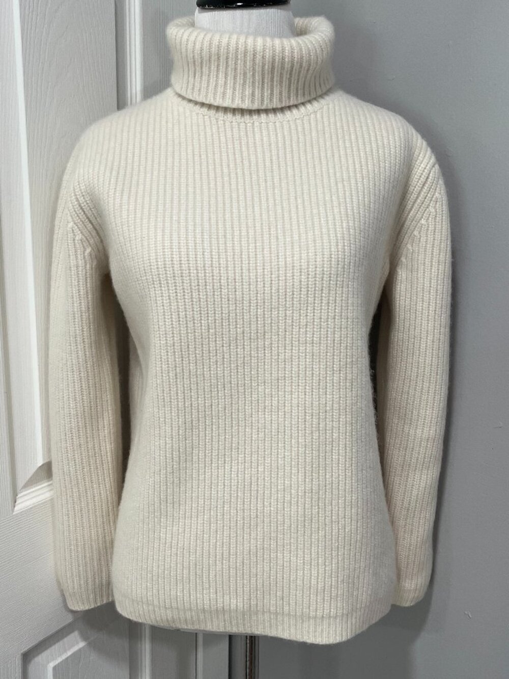 JENNI KAYNE RIBBED 100% CASHMERE HEAVIER WEIGHT IVORY TURTLENECK SWEATER-M